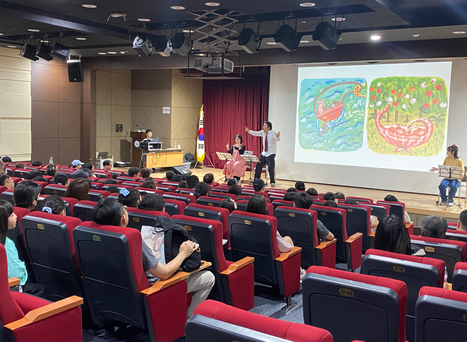 ▲ 경기도교육청평생학습관이 생애주기별 독서문화프로그램을 통해 진행한 작가와의 만남./사진제공=경기도교육청평생학습관