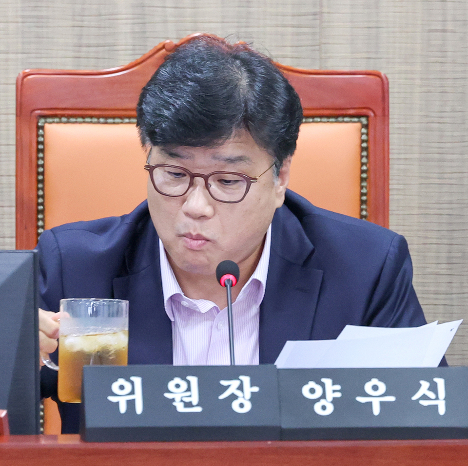 ▲ 직원 대상 성희롱 발언으로 논란을 빚고 있는 양우식 운영위원장이 지난 6월18일 경기도의회 운영위원회 회의실에서 제384회 정례회 1차 운영위원회의를 진행하고 있다. /전광현 기자 maggie@incheonilbo.com