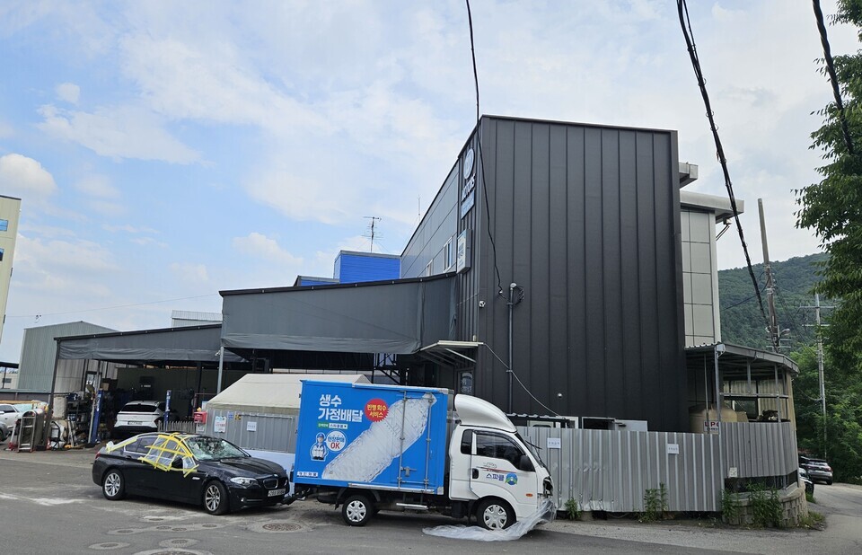 ▲ 의정부시 가능동 일부 자동차정비업체가 가설건축물 허가를 받은 뒤 본 건물과 이격거리 없이 축조해 차량 수리공간으로사용하고 있다.