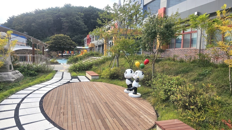 ▲ 개축 분야 최우수시설 학교로 선정된 포천 화현초등학교 외부 생태공간. /사진제공=경기도교육청