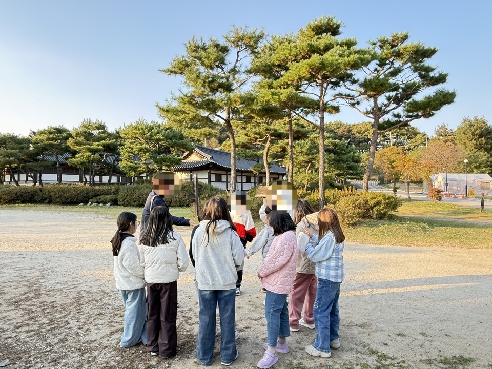 ▲ ‘여주 국가유산 지킴이 공유학교’에서 학생들이 체험 활동을 하고 있다./ 사진제공=여주교육지원청