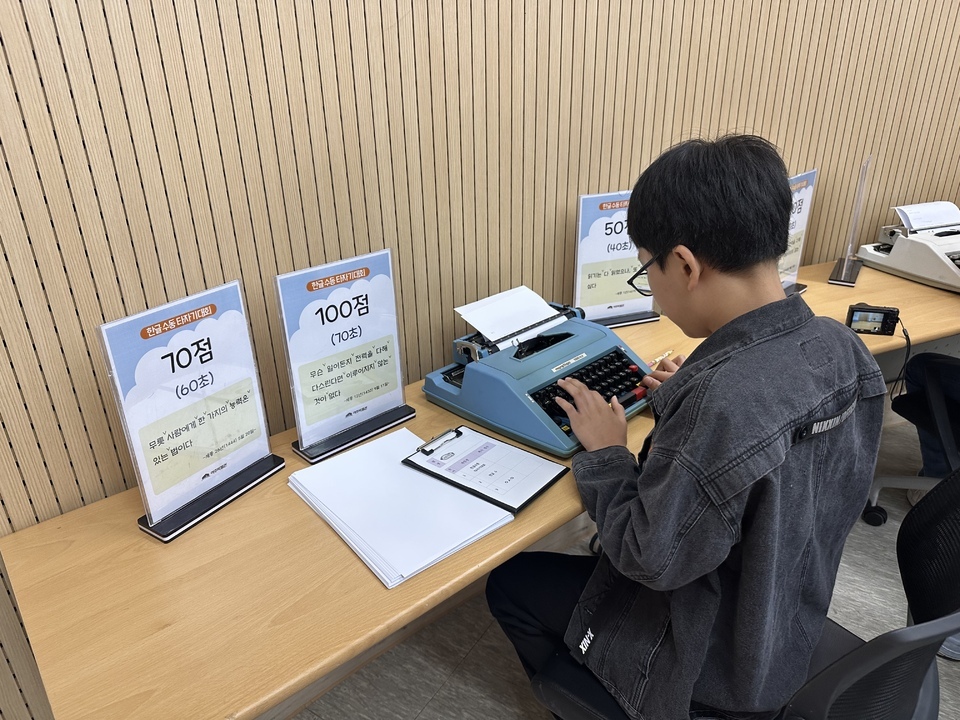 ▲ ‘여주 국가유산 지킴이 공유학교’에서 학생이 활동을 하고 있다./사진제공=여주교육지원청