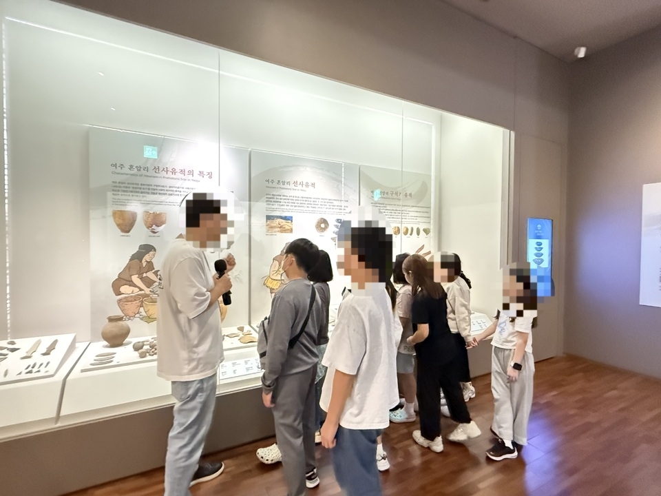 ▲ ‘여주 국가유산 지킴이 공유학교’에서 학생들이 체험 활동을 하고 있다./ 사진제공=여주교육지원청