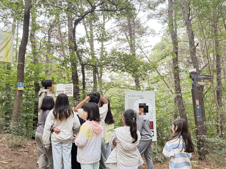 ▲ ‘여주 국가유산 지킴이 공유학교’에서 학생들이 체험 활동을 하고 있다./ 사진제공=여주교육지원청