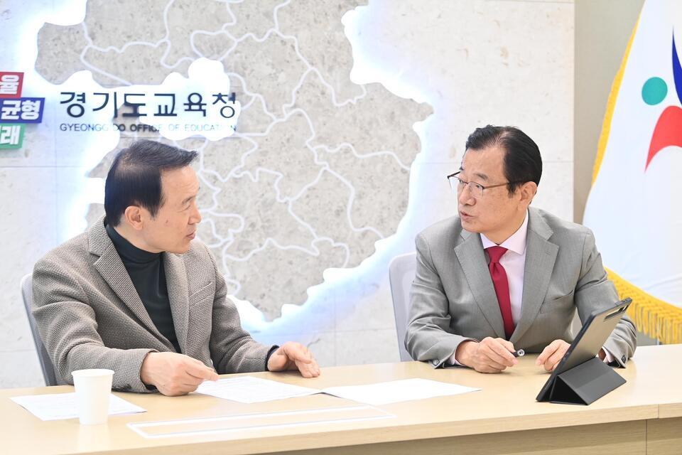▲ 이현재 하남시장(오른쪽)과 임태희 경기도교육감은 최근 하남지역 과밀학교 문제 등을 놓고 협의를 했다. /사진제공=하남시