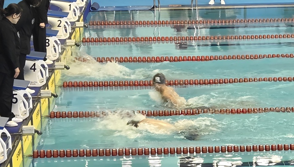 ▲ 3일 부산 사직수영장에서 열린 ‘제45회 전국장애인체육대회’ 남자 평영 100m SB14(선수부) 결승에서 1위를 한 김반석(5레인)과 2위를 한 김경빈(4레인)의 경기 모습.