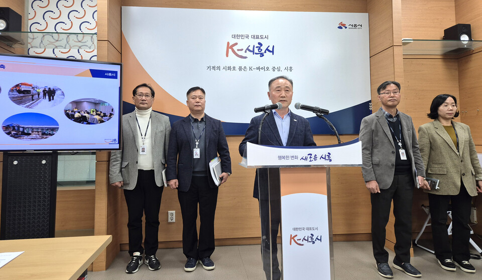 ▲ 시흥시 박영덕 국장이 정종채 대중교통과장, 정석기 건설행정과장, 이희봉 도로시설과장, 박숙자 교통행정과장 등이 참석한 가운데 언론 브리핑을 하고 있다.