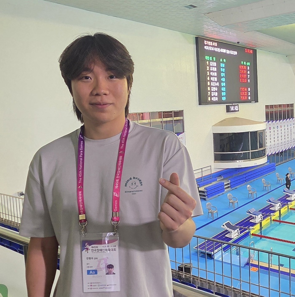 ▲ 지난 3일 부산 사직수영장에서 열린 ‘제45회 전국장애인체육대회’ 남자 자유형 400m S9(선수부) 결승에서 금메달을 딴 전형우(경기도장애인체육회)가 기쁨을 표하고 있다.