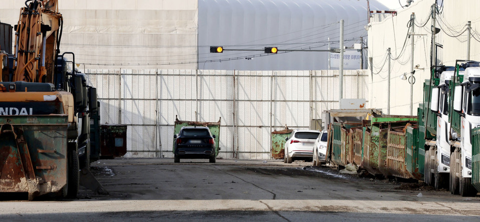 ▲ 집단화단지 사업시행자인 I사와 도로와 녹지 조성 분담비를 놓고 마찰을 빚은 J사가 자신의 땅으로 지나가는 도로를 막고 있다. /인천일보DB