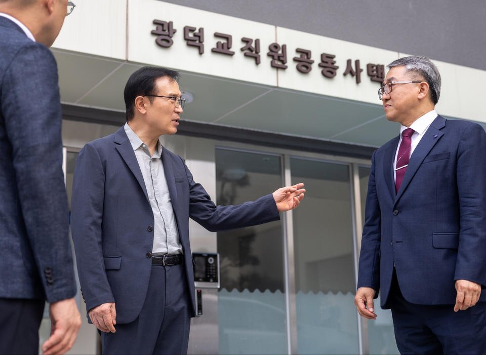 ▲ 지난 9월 임태희 경기도교육청 교육감이 안성 광덕교직원공동사택을 방문했다./사진=고륜형 기자 krh0830@incheonilbo.com