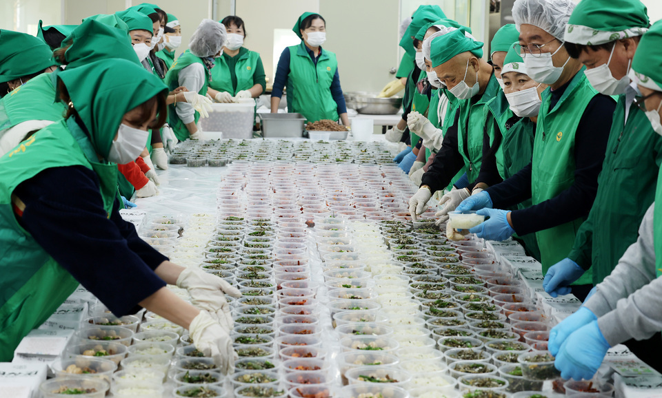 ▲ 5일 인천 미추홀구 학익동 새마을회관에서 열린 ‘따뜻한 겨울, 건강 밑반찬 나누기’ 행사에서 미추홀구 새마을부녀회 회원들이 소외계층 가정에 전달할 반찬을 정성껏 준비하고 있다. /양진수 기자 photosmith@incheonilbo.com