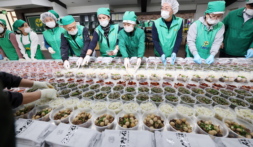 ▲ 5일 인천 미추홀구 학익동 새마을회관에서 열린 ‘따뜻한 겨울, 건강 밑반찬 나누기’ 행사에서 미추홀구 새마을부녀회 회원들이 소외계층 가정에 전달할 반찬을 정성껏 준비하고 있다. /양진수 기자 photosmith@incheonilbo.com