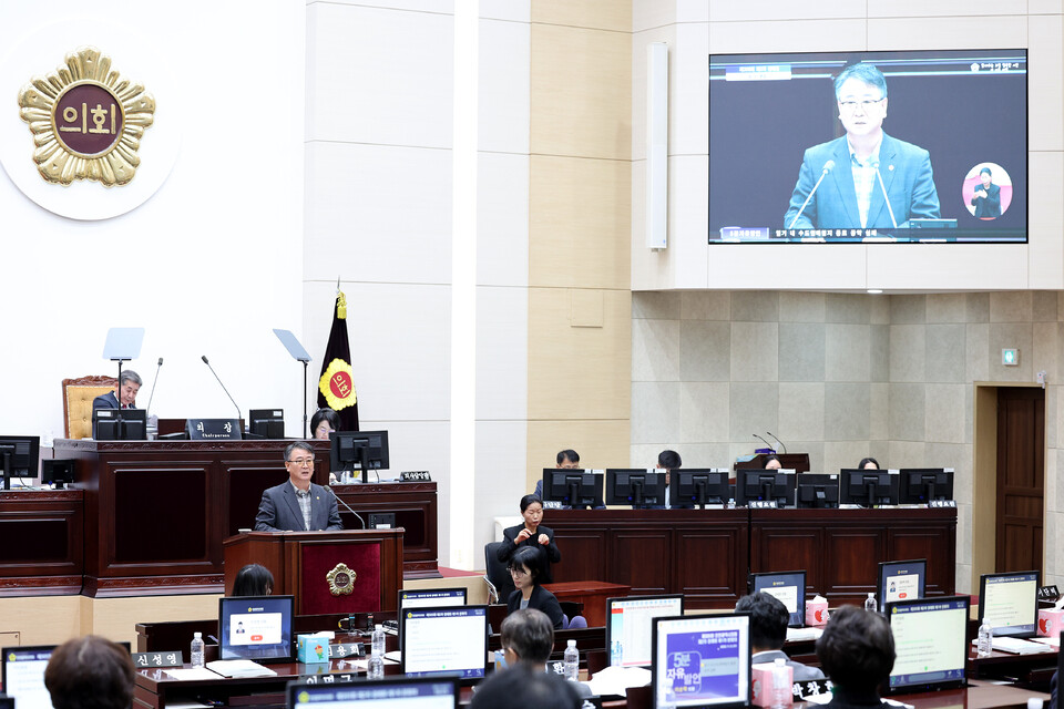 ▲ 이순학(더불어민주당·서구5) 인천시의원이 5일 본회의장에서 열린 제305회 시의회 제2차 정례회 제1차 본회의에서 ‘임기 내 수도권매립지 종료 공약 실패’를 주제로 5분 자유발언을 하고 있다. /사진제공=인천시의회