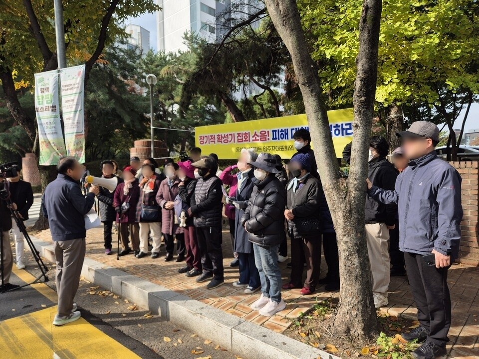 ▲ 평택시청 서문 인근 동성효성아파트 주민들이 아파트 앞에서 6일 오전 집회를 열고 확성기 집회 소음 피해를 호소하며 대책마련을 촉구하고 있다. /오원석 기자 wonsheok5@incheonilbo.com