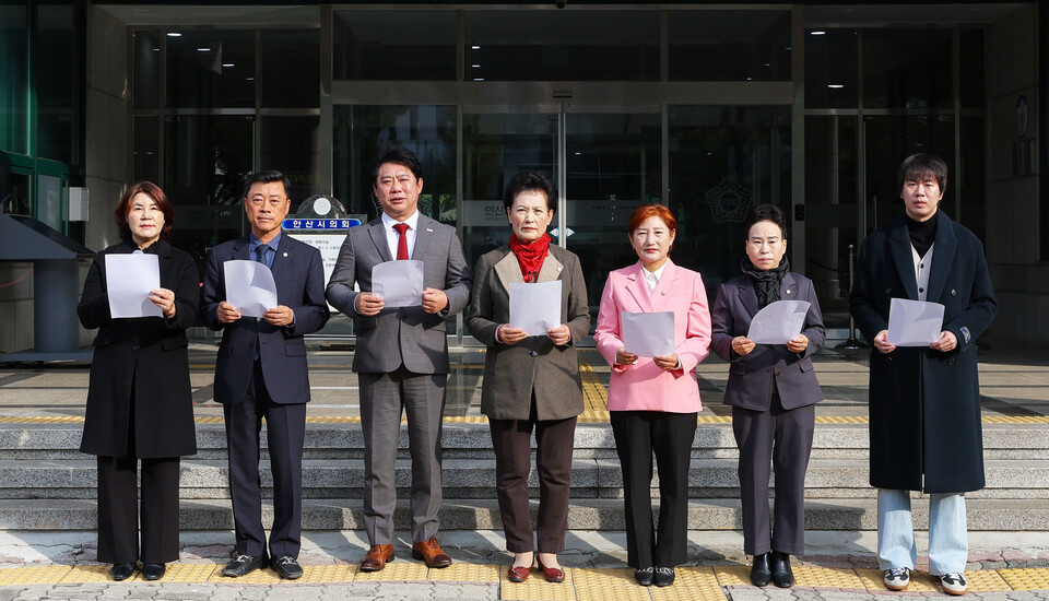 ▲ 안산시의회 국민의힘 의원들이 6일 시의회 앞에서 ITS 사업 관련 근거 없는 의혹 제기를 규탄하는 내용의 성명을 발표하고 있다. /사진제공=안산시의회 국민의힘
