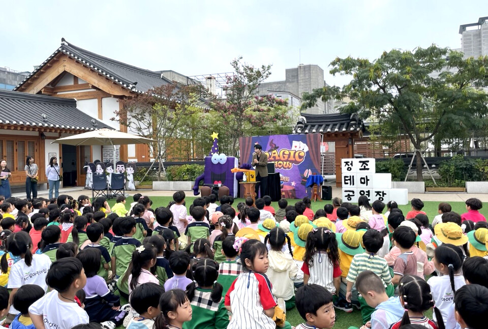 ▲정조테마공연장 1층 어울마당에서 진행된 ‘정조 마술극장’의 어린이 관람객들 모습./사진제공=수원문화재단