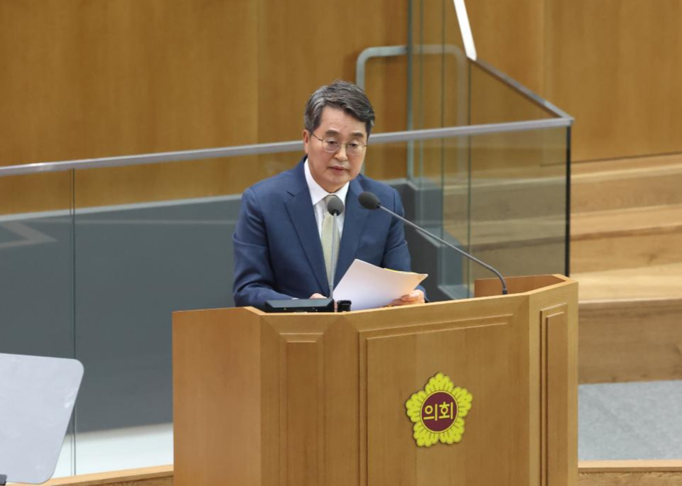 ▲ 6일 오전 경기도의회 본회의장에서 김동연 경기지사가 제387회 정례회 3차 본회의에서 일괄답변하고 있다./사진제공=경기도