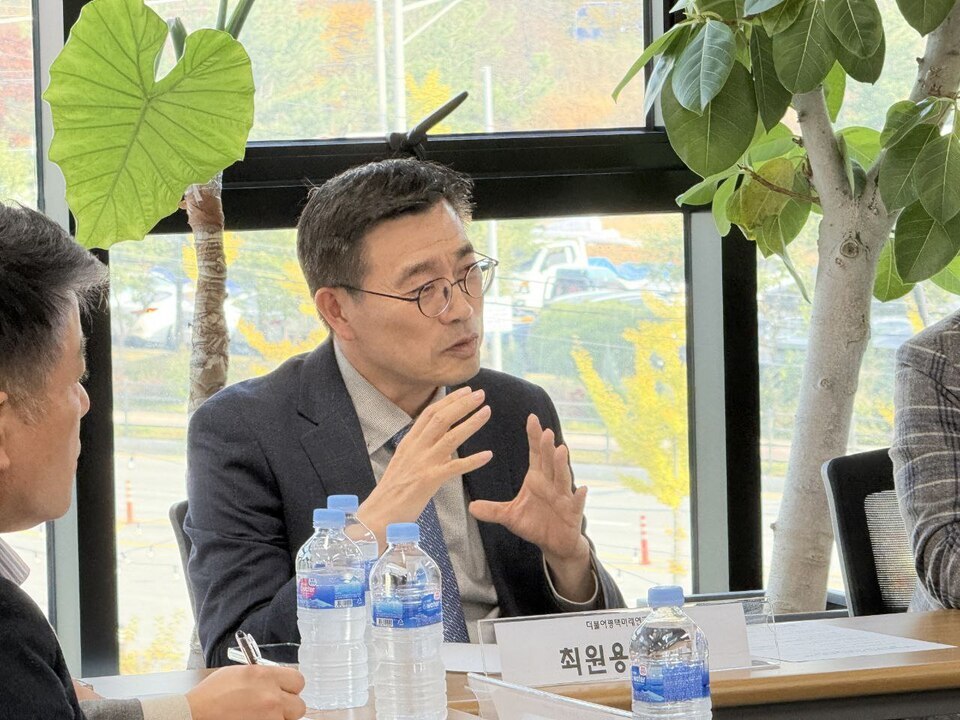 ▲ 최원용 더불어평택미래연구소 대표가 평택지역 소상공인들과 ‘지역 상권 활성화와 자립기반 강화’를 주제로 타운홀 미팅을 하고 있다. /사진제공=더불어평택미래연구소