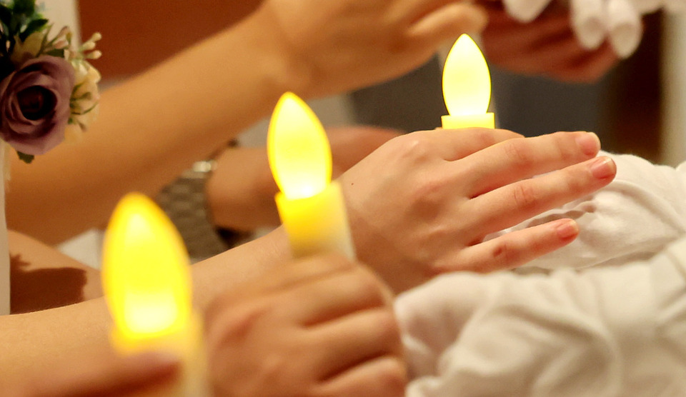 ▲ 7일 인천 연수구 가천대학교 메디컬캠퍼스에서 열린 '제78회 가천대학교 간호대학 나이팅게일 선서식'에서 간호학과 2학년 학생들이 나이팅게일 선서를 하고 있다. 이날 열린 나이팅게일 선서식은 가천대학교 간호학 269명의 학생들이 임상실습에 나서기 전, 고통받는 환자를 사랑과 헌신으로 돌보는 나이팅게일의 정신을 본받아 전문직 간호사로서의 책임과 의무를 다할 것을 다짐하는 의식이다. /양진수 기자 photosmith@incheonilbo.com