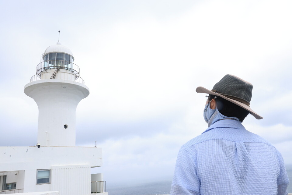 ▲ 소청등대는 단순한 항로 안내 시설을 넘어 섬 주민들의 삶과 기억이 켜켜이 쌓인 공간이다. 사진은 소청등대를 바라보고 있는 박준복 소청도 이장 겸 지질공원 해설사. /인천일보 DB