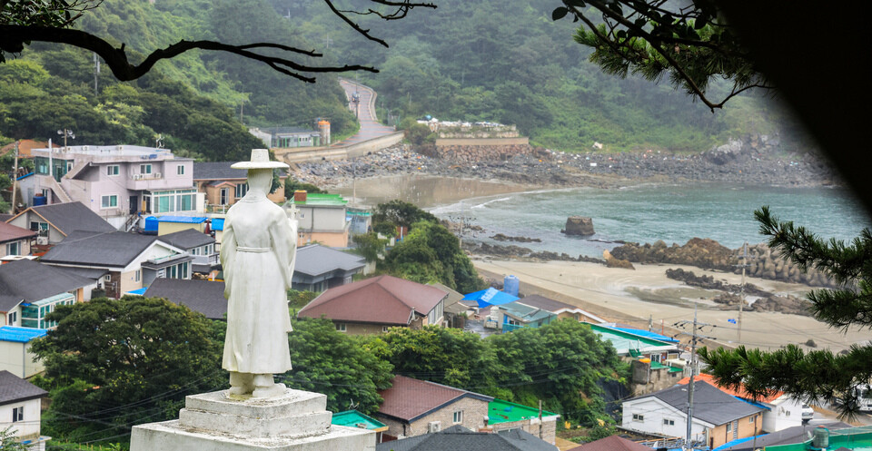 ▲인천 옹진군 소청도 예동마을 당산 중턱에 세워진 김대건 안드레아 신부 동상 앞으로 마을과 바다가 한눈에 내려다보인다. /인천일보 DB