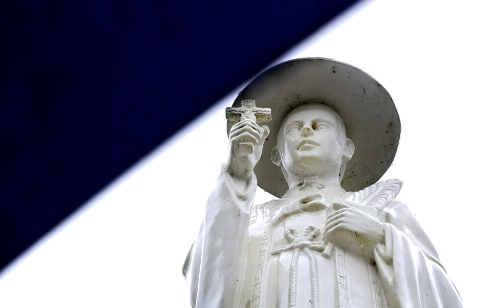 ▲ 김대건 신부 동상이 있는 소청도 당산 언덕은 순례 코스로 알려지며 찾는 이들의 발길이 점점 늘고 있다. /인천일보 DB