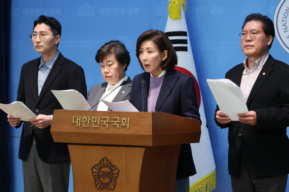 ▲ 국민의힘 소속 국회 법제사법위원회 의원인 박준태(왼쪽부터)·조배숙·나경원·송석준 의원이 9일 서울 여의도 국회 소통관에서 검찰의 대장동 개발 비리 사건의 항소 포기에 대한 대통령실 개입 등 '윗선 지시' 의혹을 제기하고 있다. /연합뉴스