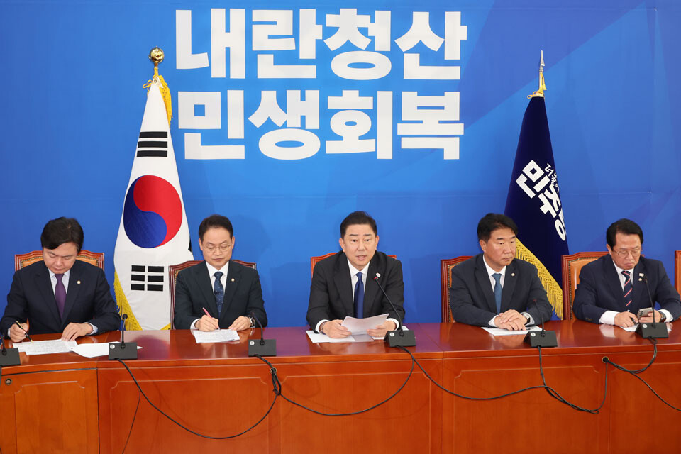 ▲더불어민주당 김병기 원내대표가 9일 서울 여의도 국회에서 국정감사 종합평가와 11월 국회 운영과 관련해 기자간담회를 하고 있다. 왼쪽부터 김현정 원내대변인, 허영 원내정책수석부대표, 김병기 원내대표, 이기헌 원내대표 비서실장, 문금주 원내대변인. /연합뉴스