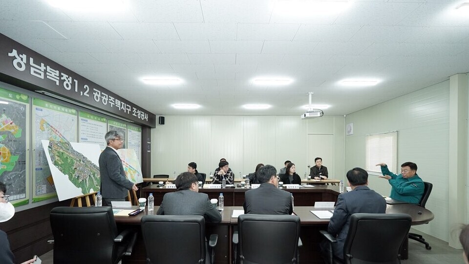 ▲신상진(오른쪽) 성남시장이 10일 복정1지구 조성사업 현장을 방문해 A1~A3블록 입주 대비 상황과 복정1지구 조성공사 전반을 점검했다. 복정1지구 공공주택사업은 성남시 수정구 복정동 72번지 일원 57만 6897㎡ 부지에 총 4289세대(계획인구 1만 80명)를 조성하는 사업으로, 이 중 A1~A3블록 1317세대(공공분양 및 신혼희망타운)가 다음 달 입주를 앞두고 있다. 신상진 시장은 “입주를 앞둔 시민들이 불편함 없이 새 보금자리에 정착할 수 있도록 세심하게 챙기겠다”며 “시민의 안전과 편의를 최우선에 두고 사업이 계획대로 완수되도록 끝까지 현장을 관리하겠다”라고 했다. /성남=김규식 기자 kgs@incheonilbo.com /사진제공=성남시