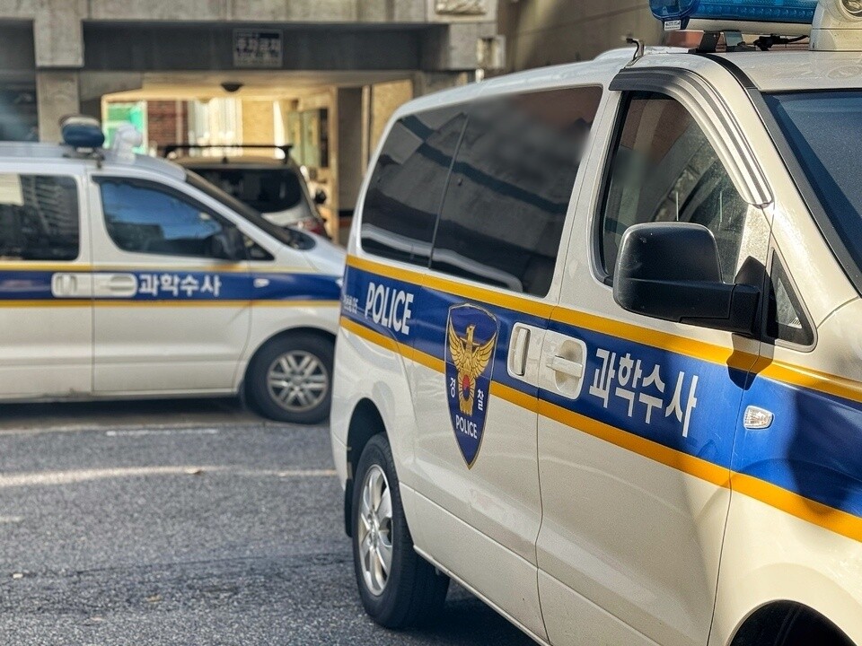 ▲ 10일 오후 인천 부평구 다세대주택이 밀집한 곳에 인천경찰청 과학수사대 차량이 세워져 있다. /홍준기 기자 hong@incheonilbo.com