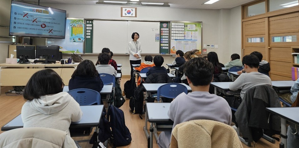 ▲화성시 청연초 4년 생들이 약물 등에 대한 교육을 받고있다. /사진제공=청연초등학교