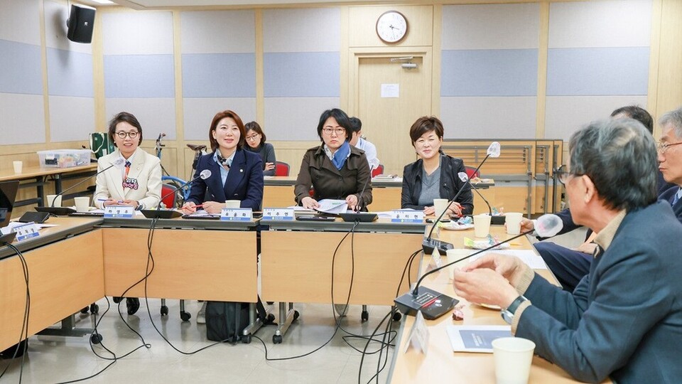 ▲ 과천시의회 의회 의원연구단체인 '2050 도시혁신포럼' 의원들이 도시공간 혁신과 자족도시 전환을 위한 전략적 방향을 논의하고 있다. /사진제공=과천시의회