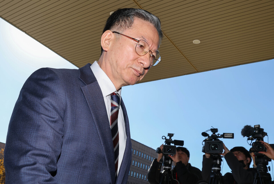 ▲ 정성호 법무부 장관이 10일 오전 정부과천청사 법무부로 출근하며 검찰의 '대장동 항소 포기' 결정과 관련한 입장을 밝힌 뒤 청사로 들어서고 있다. /연합뉴스