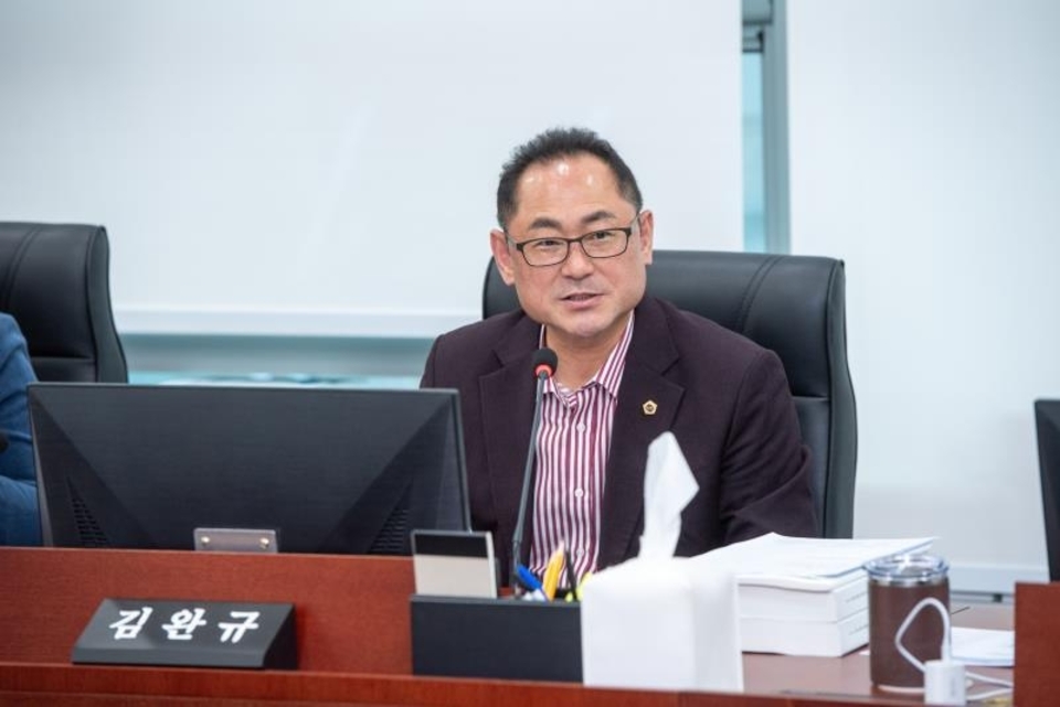 ▲ 김완규 경기도의원이 집행부를 상대로 질의를 하고 있는 모습./사진제공=경기도의회