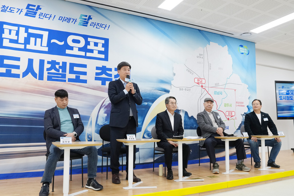 ▲ 김동연 경기지사는 지난 10일 광주시 신현문화체육복지센터에서 ‘달달버스(달려가면 달라진다)’ 민생경제 현장 투어를 열었다.