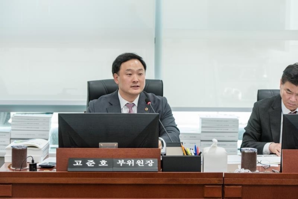 ▲ 고준호 경기도의원이 집행부를 상대로 질의를 하는 모습./사진제공=경기도의회