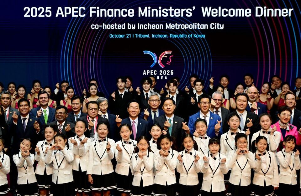 ▲ 지난달 21일 인천 연수구 트라이보울에서 열린 'APEC 재무장관회의 만찬 공연'이 끝난 뒤 유정복 인천시장을 비롯한 참석자들이 기념 촬영을 하고 있다. /사진제공=인천시