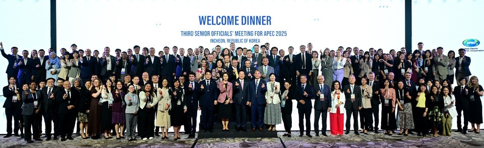 ▲지난 8월13일 중구 인스파이어 리조트에서 열린 'APEC 제3차 고위관리회의 만찬'에서 유정복 인천시장과 참석자들이 기념 촬영을 하고 있다. /사진제공=인천시