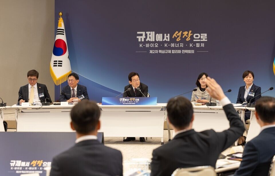 ▲이재명 대통령이 10월 제2차 핵심규제 합리화 전략회의를 열어 40여 명의 기업 대표와 학계 전문가들과 논의하고 있다. /사진제공=대통령실