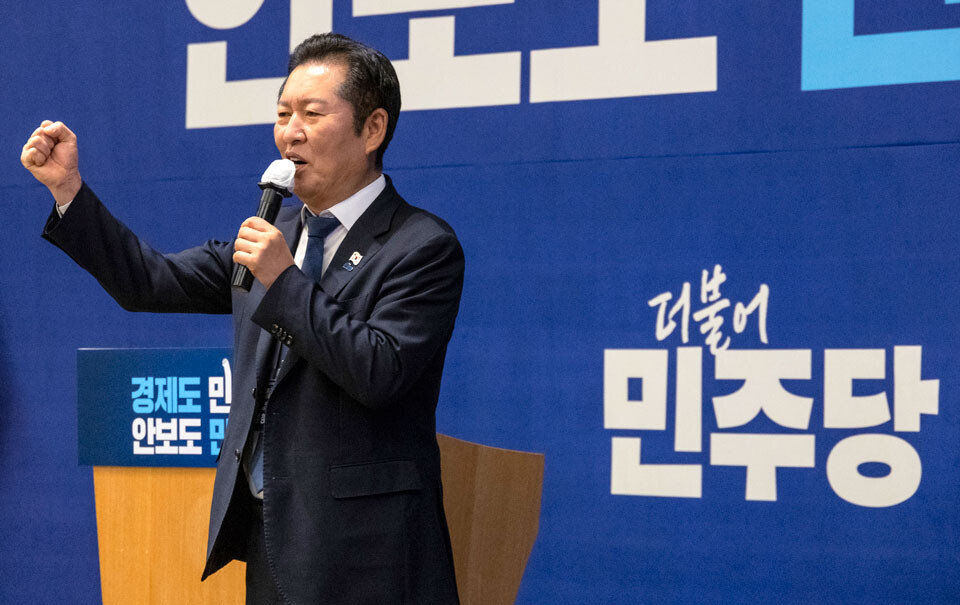 ▲ 더불어민주당 정청래 대표가 11일 경기도 광주시 곤지암리조트에서 열린 2025년도 민주당 전국 지역위원장 워크숍에서 결의문을 낭독한 뒤 지방선거 필승을 위한 구호를 외치고 있다. /연합뉴스