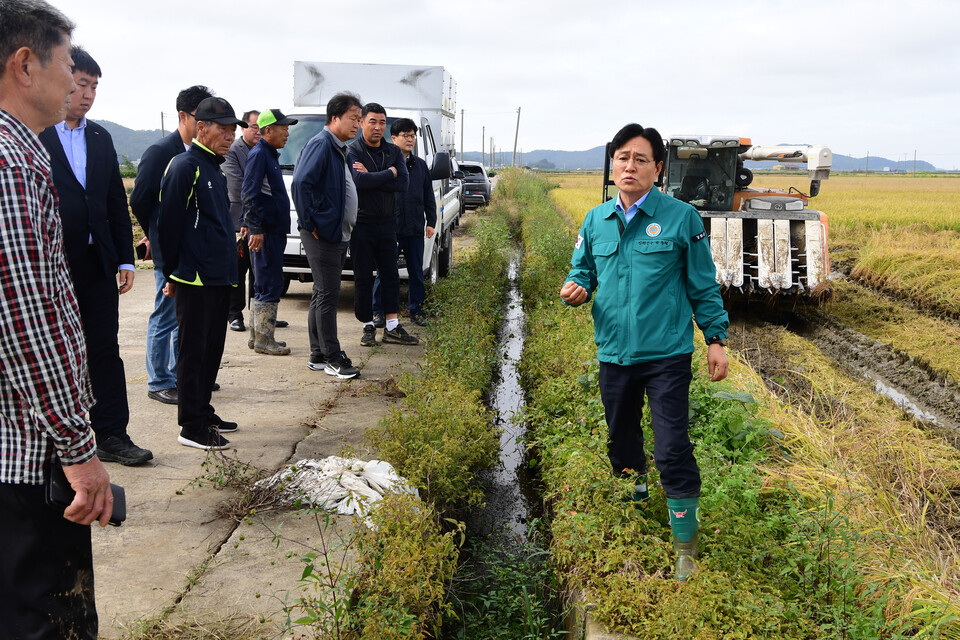 ▲박용철 강화군수가 지난 10월 12일 농작물 피해 현장을 찾아 상황을 점검하고 있다. /사진제공=강화군