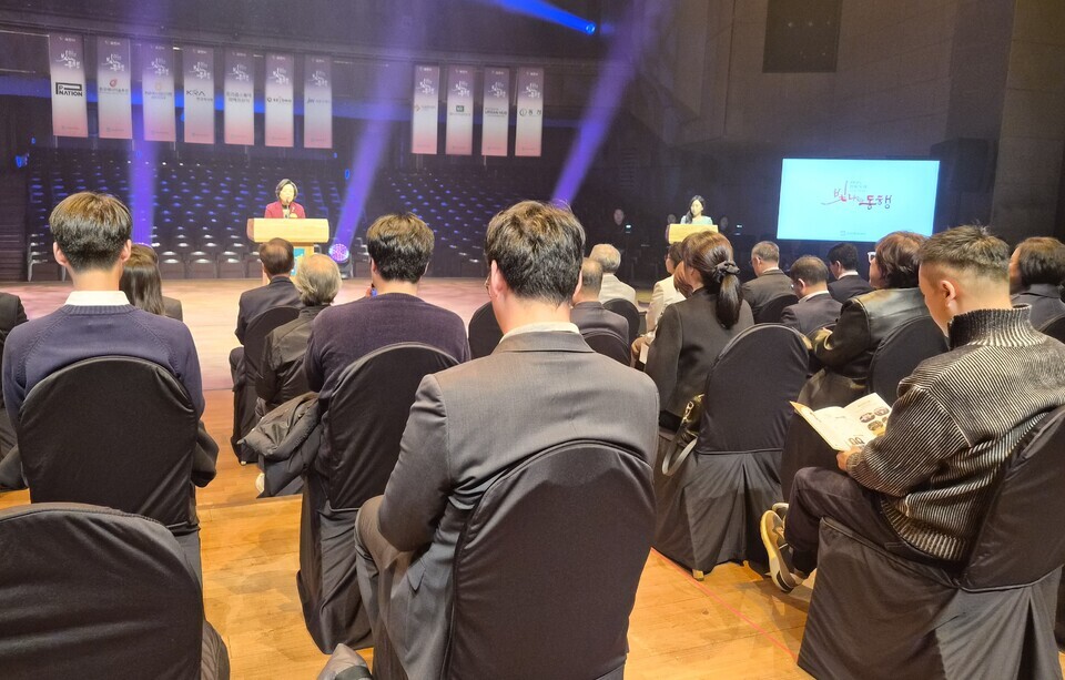 ▲ 과천시민회관 대극장에서 11일 열린 ‘빛나는 동행, 2025 감사의 밤’ 행사에서 과천문화재단 이사장인 신계용 과천시장이 인사말을 하고 있다.