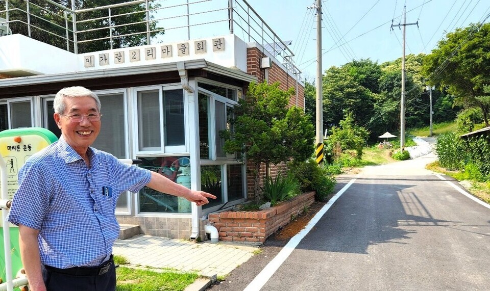 ▲ 김태환(79) 씨가 소흘읍 자신의 땅을 시에 기부해 마을 안길을 아스팔트로 포장한 뒤 주민들이 안전하게 통행할 수 있도록 살펴보고 있다. /인천일보 DB