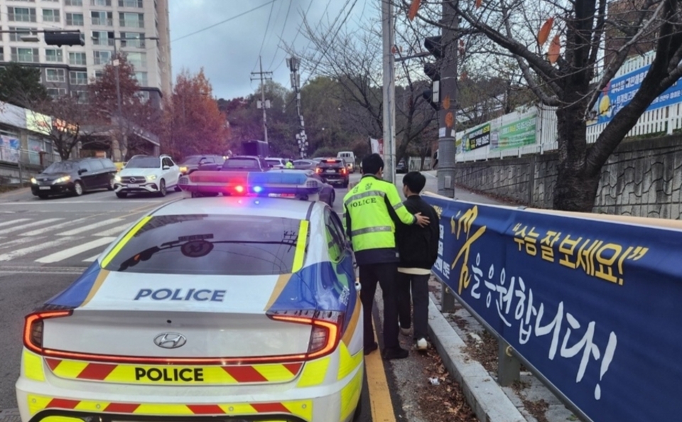 ▲ 경찰이 수험생을 시험장으로 안내하고 있다. 사진은 지난해 수능시험일 모습. /사진제공=북부경찰청