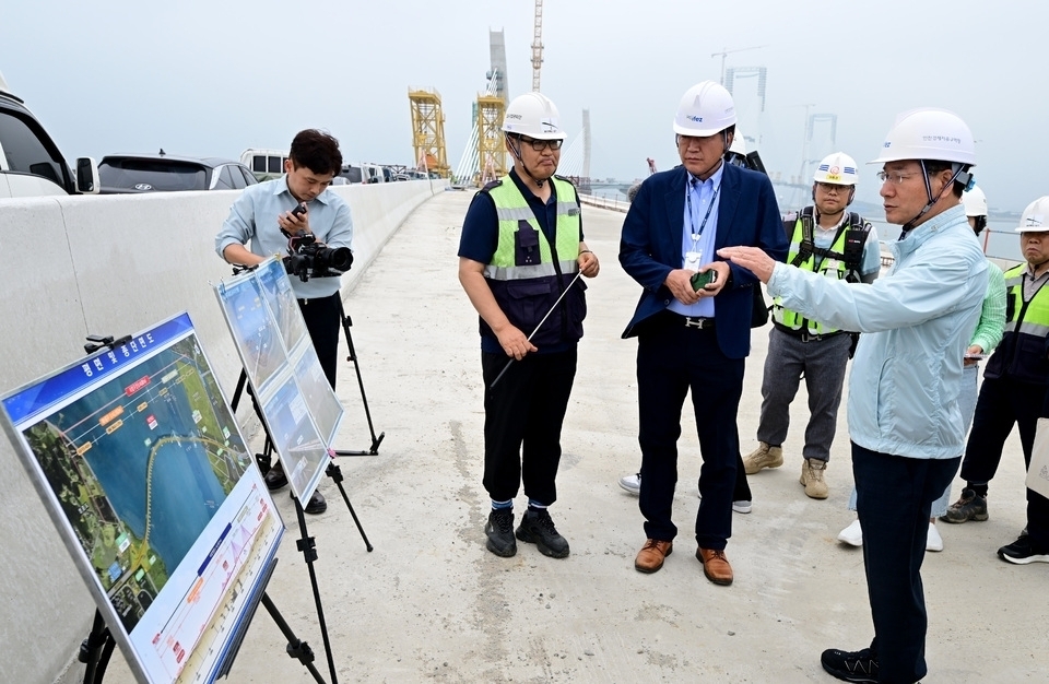 ▲ 유정복(오른쪽) 인천시장이 지난 7월 제3연륙교 건설 현장을 점검하고 있다. /사진제공=인천시