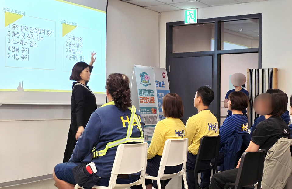▲ 국민건강보험공단 인천경기지역본부가 12일 고양 이케아 직원들을 대상으로 건강캠페인을 진행했다./사진제공=국민건강보험공단 인천경기지역본부