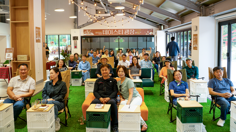 ▲ 경기도농수산진흥원의 복합 문화미식 프로그램 ‘테이스티 광장’에 도민들이 참여해 즐기고 있다. /사진제공=경기도농수산진흥원