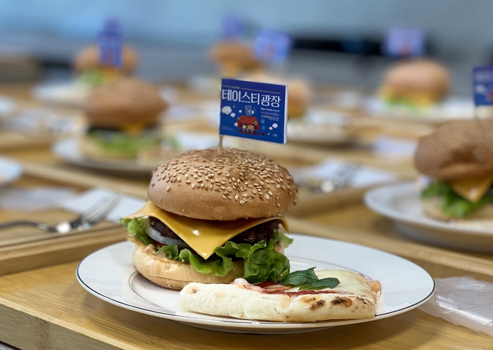 ▲ 경기도농수산진흥원의 복합 문화미식 프로그램 ‘테이스티 광장’으로 만들어진 시식 메뉴. /사진제공=경기도농수산진흥원