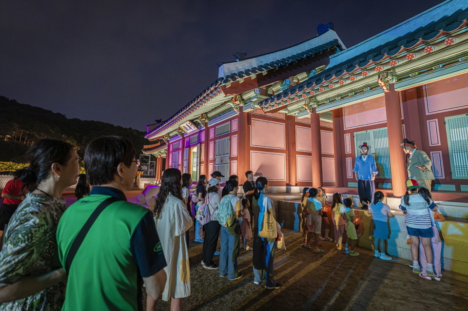 ▲ 수원특례시가 화성행궁 2단계 복원 완료 1주년을 기념해 선보인 이색 야간 체험 프로그램 &#39;수원화성 태평성대&#39;프로그램인 고궁산책 장면. /사진제공=수원특례시