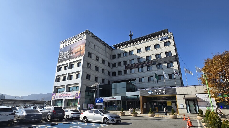 ▲ 양평군이 2026년도 예산편성을 위한 주민참여예산 최종사업을 12일 확정·공고했다. 선정된 사업 예산은 군정참여형 제안사업 5억 8800만 원(15건), 지역참여형 제안사업 34억 원(96건)으로 총 39억 8800만 원(111건)이다. 내년도 양평군 본예산(안)에 반영될 예정이다. 전진선 양평군수는 “군민들의 많은 관심과 참여가 있어 주민참여예산제가 잘 마무리될 수 있었다”며 “앞으로도 군민의 목소리가 정책에 반영될 수 있도록 더욱 적극적으로 소통하며 주민참여예산제 운영에 최선을 다하겠다”라고 했다. /양평=글·사진(양평군청 전경) 김규식 기자 kgs@incheonilbo.com